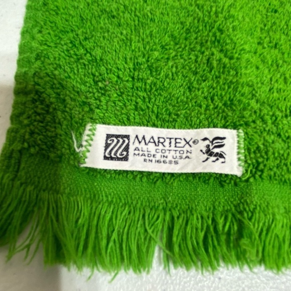 Set Of 2 Green Christmas Theme Hand Towel Bathroom Santa Wreath Embroide… - Picture 7 of 7